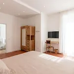 Eden Jacuzzi Pool Bed and Breakfast